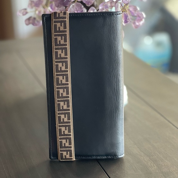 💛🖤EUC💛🖤 FENDI two-tone leather, 12-card slot wallet ❤️‍🔥🖤💛 - Picture 2 of 9